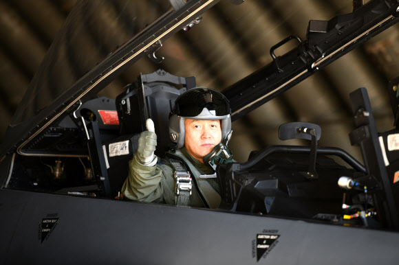 9일 오후 공군 제11전투비행단을 방문해 올해 첫 지휘비행에 나선 이성용 공군참모총장이 F-15K 전투기에 탑승해 엄지를 들어 올리고 있다. 2021.2.9  공군 제공