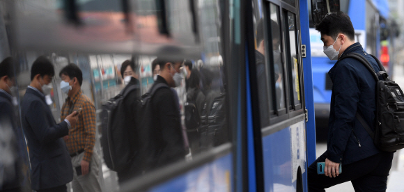 올해 설에는 코로나19 확산 차단을 위해 대중교통 막차 시간을 연장하지 않는다. 서울신문DB