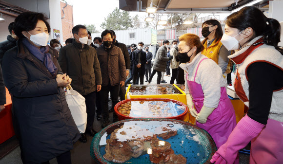 상인들과 인사하는 문 대통령 내외