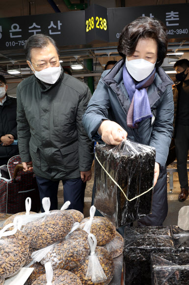 김 구매하는 문 대통령 내외