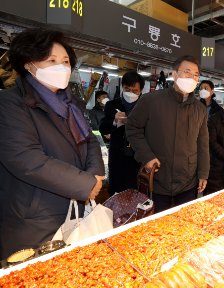 명란젓 구매하는 문 대통령 내외