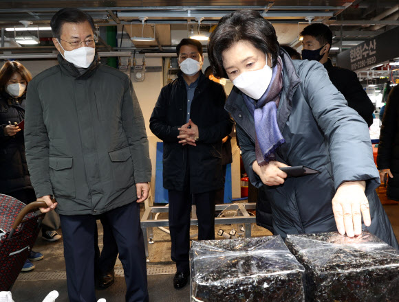 김 구매하는 문 대통령 내외