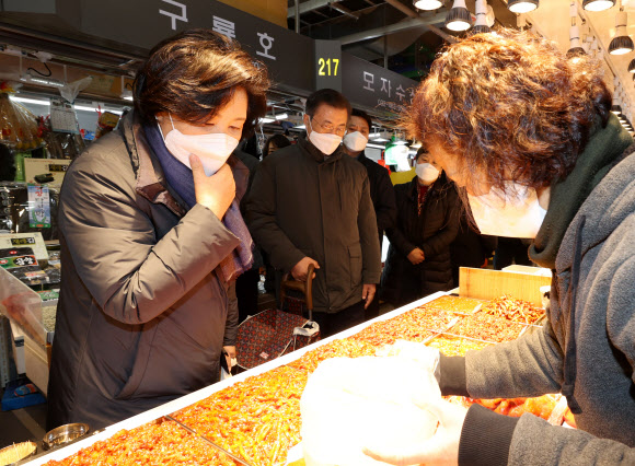 명란젓 구매하는 문 대통령 내외