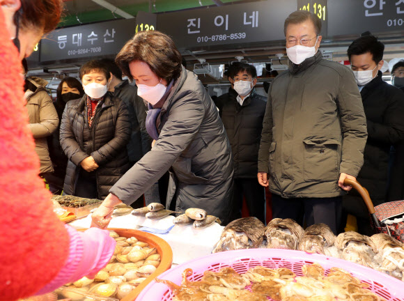 조개 구매하는 문 대통령 내외
