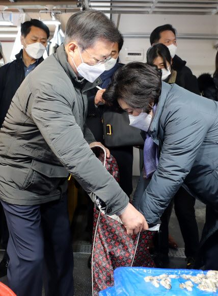 준비한 장바구니로 장보는 문 대통령 내외