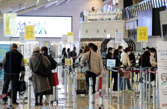 여행객과 귀성객으로 붐비는 김포공항 국내선 청사