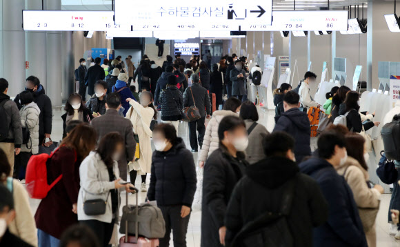 김포공항 국내선 청사는 여행객들로 북새통