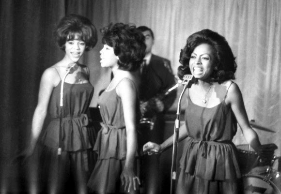 8일(이하 현지시간) 세상을 떠난 1960년대 원조 걸그룹 슈프림스의 메리 윌슨(가운데)이 플로렌스 발라드(왼쪽), 다이애나 로스와 1964년 10월 8일 영국 런던의 한 호텔에 도착, 환영 공연 도중 노래하고 있다. AP 자료사진 연합뉴스 
