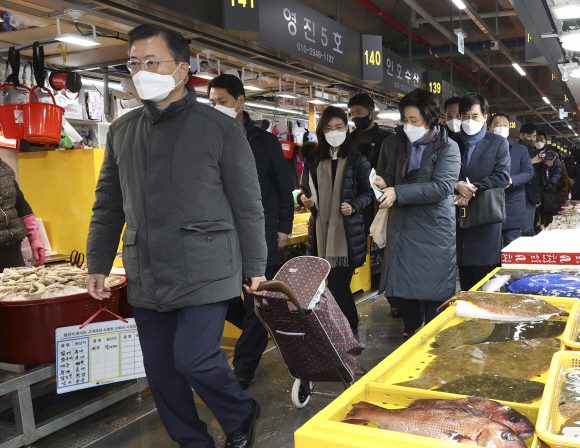 문재인 대통령과 부인 김정숙 여사가 설 명절을 앞둔 10일 인천 남동구 소래포구 전통어시장에서 장을 보고 있다. 이날 문 대통령 내외는 코로나19로 어려움을 겪는 전통시장 상인들을 위로하고 문어, 활어, 김, 명란젓, 꽃게 등의 상품을 구매했다. 문 대통령은 2017년 3월 대통령 후보 신분으로 소래포구 화재현장을 방문한 바 있다. 2021. 2. 10 도준석 기자 pado@seoul.co.kr