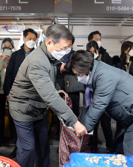 문재인 대통령과 김정숙 여사가 설 명절을 앞둔 10일 인천 남동구 소래포구 전통어시장을 찾아 장을 보고 있다. 문 대통령 내외는 코로나19로 어려움을 겪는 전통시장 상인들을 위로하고 문어, 활어, 김, 명란젓, 냉동 꽃게 등의 상품을 구매했다. 문 대통령은 2017년 3월 대통령 후보 신분으로 소래포구 화재현장을 방문한 바 있다. 2021. 2. 10 도준석 기자 pado@seoul.co.kr