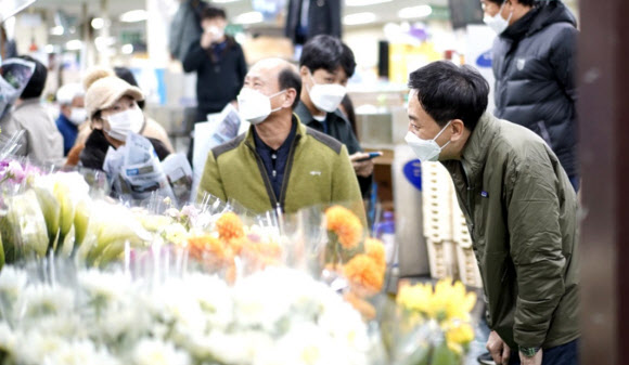 무소속 금태섭 서울시장 예비후보가 10일 오전 서울시 서초구 고속터미널 경부선 꽃시장을 방문, 상인들에게 인사하고 있다. 2021.2.10 [금태섭 예비후보 캠프 제공] 연합뉴스