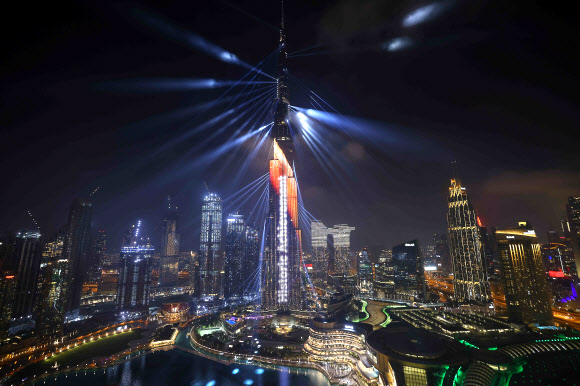 아랍에미리트(UAE)의 두바이에 있는 세계 최고의 빌딩 ‘부르즈 칼리파’가 9일(현지시간) 자국이 쏘아 올린 화성탐사선 ‘아말’의 화성궤도 진입을 축하하는 조명을 환하게 밝히고 있다. 연합뉴스