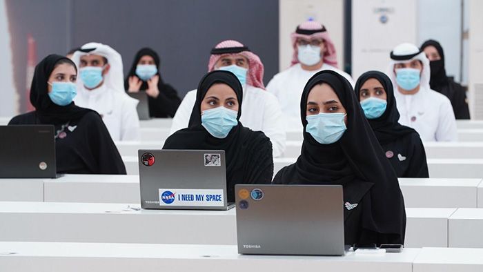 UAE 과학자들이 화성 탐사 프로젝트 결과를 보고 있다. UAE 우주청 제공