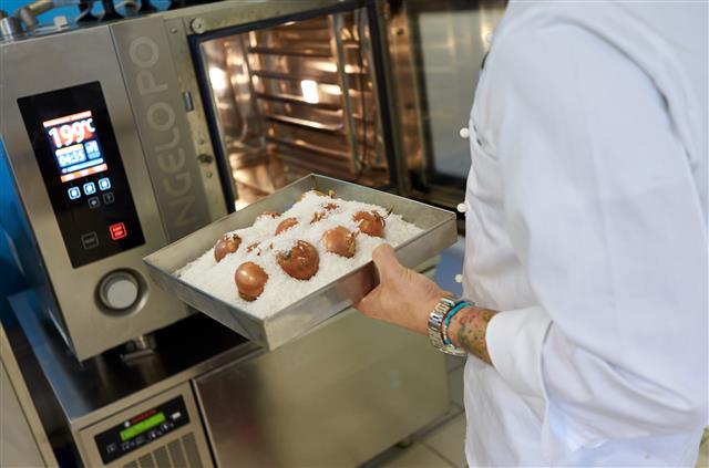 전문가용 오븐은 센서가 온도와 습도를 자동으로 조절해 편리하게 요리를 할 수 있게 해 준다.