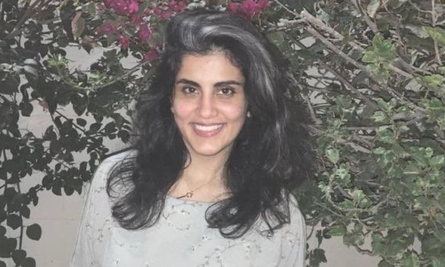 사우디아라비아 여성들이 운전대를 잡게 해달라고 운동했다는 이유로 국가보안법 위반 혐의로 징역 5년 8개월에 집행유예 2년 10개월이 선고돼 10일(현지시간) 석방된 루자인 알하스룰이 집에 돌아와 웃고 있다. 리나 알하스룰 트위터 캡처 영국 BBC 홈페이지 재인용 