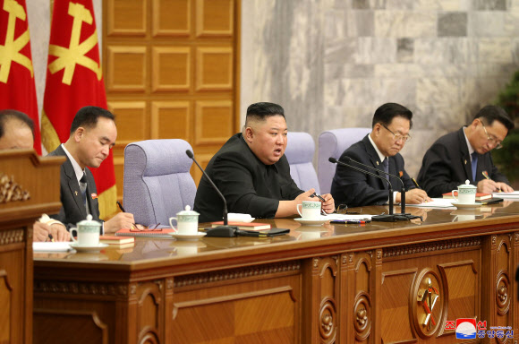 북한은 지난 10일 당 중앙위원회 제8기 제2차 전원회의 3일차 회의에서 경제계획 수립과 집행과정에서 법적 통제를 강화하겠다는 뜻을 밝혔다고 조선중앙통신이 11일 보도했다. 2021.2.11  평양 조선중앙통신 연합뉴스