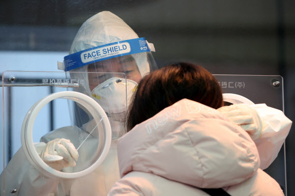 국민의당 안철수 대표가 설 연휴 첫날인 11일 오전 서울역 임시선별진료소에서 신종 코로나바이러스 감염증(코로나19) 검체 채취 의료 봉사를 하고 있다. 2021.2.11  연합뉴스