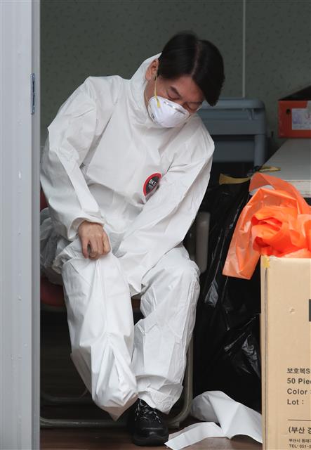 서울시장 보궐선거에 출사표를 던진  안철수 국민의당 대표가 설 명절 연휴 첫날인 11일 오전 중구 봉래동 서울역 광장에 마련된 신종 코로나바이러스 감염증(코로나19) 중구 임시선별검사소에서 의료지원을 나와 보호구를 착용하고 있다. 2021.2.11 뉴스1