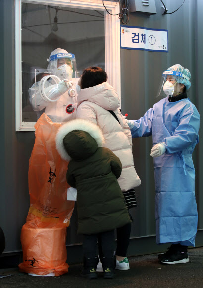 국민의당 안철수 대표가 설 연휴 첫날인 11일 오전 서울역 임시선별진료소에서 신종 코로나바이러스 감염증(코로나19) 검체 채취 의료 봉사를 하고 있다.2021.2.11  연합뉴스