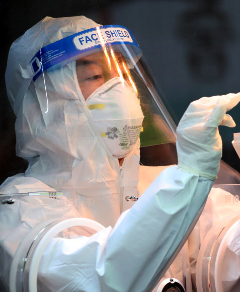 국민의당 안철수 대표가 설 연휴 첫날인 11일 오전 서울역 광장에 마련된 임시 선별진료소에서 신종 코로나바이러스 감염증(코로나19) 검체 채취 의료 봉사를 하고 있다. 2021.2.11  연합뉴스