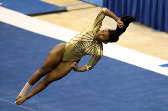 UCLA 브루인스의 니아 데니스가 10일(현지시간) 미국 캘리포니아주 로스앤젤레스 폴리 파빌리온에서 열린 BYU 쿠거스와의 체조 경기에서 멋진 마루운동을 선보이고 있다. 게티/AFP 연합뉴스