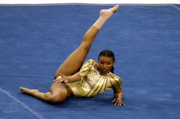 UCLA 브루인스의 니아 데니스가 10일(현지시간) 미국 캘리포니아주 로스앤젤레스 폴리 파빌리온에서 열린 BYU 쿠거스와의 체조 경기에서 멋진 마루운동을 선보이고 있다. 게티/AFP 연합뉴스