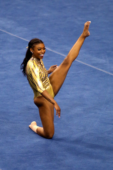 UCLA 브루인스의 니아 데니스가 10일(현지시간) 미국 캘리포니아주 로스앤젤레스 폴리 파빌리온에서 열린 BYU 쿠거스와의 체조 경기에서 멋진 마루운동을 선보이고 있다. 게티/AFP 연합뉴스