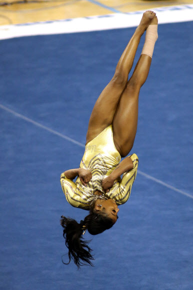 UCLA 브루인스의 니아 데니스가 10일(현지시간) 미국 캘리포니아주 로스앤젤레스 폴리 파빌리온에서 열린 BYU 쿠거스와의 체조 경기에서 멋진 마루운동을 선보이고 있다. 게티/AFP 연합뉴스