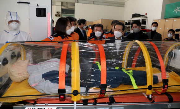 정세균 국무총리가 설 연휴 첫날인 11일 서울시 서대문구 서대문소방서를 방문, 음압 장비로 코로나19 환자를 이송하는 훈련에 관해 설명을 듣고 있다. 2021.2.11  연합뉴스