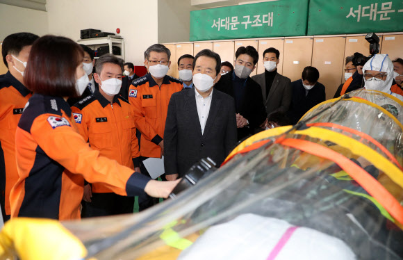 정세균 국무총리가 설 연휴 첫날인 11일 서울시 서대문구 서대문소방서를 방문, 음압 장비로 코로나19 환자를 이송하는 훈련에 관해 설명을 듣고 있다. 2021.2.11  연합뉴스