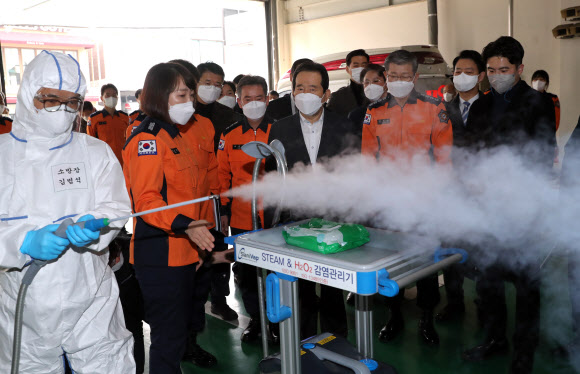 정세균 국무총리가 설 연휴 첫날인 11일 서울시 서대문구 서대문소방서를 방문, 코로나19 방역시연에 관해 설명을 듣고 있다. 2021.2.11  연합뉴스