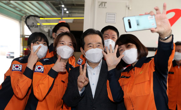 정세균 국무총리가 설 연휴 첫날인 11일 서울시 서대문구 서대문소방서를 방문, 비상근무 중인 소방대원들과 셀카를 촬영하고 있다. 2021.2.11  연합뉴스