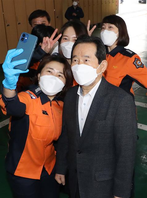 정세균 국무총리가 11일 오전 설 비상 근무 기관인 서울 서대문소방서를 방문, 근무자들과 기념촬영을 하고 있다. 2021.2.11 뉴스1