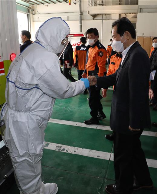 정세균 국무총리가 11일 오전 설 비상 근무 기관인 서울 서대문소방서를 방문해 코로나 환자 이송 시연을 선보인 소방대원과 주먹을 맞대 인사하고 있다. 2021.2.11 뉴스1