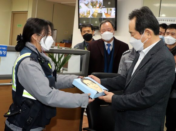 정세균 국무총리가 설 연휴 첫날인 11일 서울시 동대문구 제기파출소를 방문, 경찰관으로부터 정 총리의 얼굴을 그린 선물을 받고 있다. 2021.2.11  연합뉴스