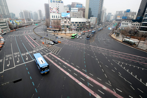 설 연휴 첫날인 11일 오전 서울 중구 통일로(왼쪽)와 세종대로가 한산하다. 2021.2.11  연합뉴스