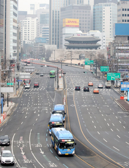 설 연휴 첫날인 11일 오전 서울 중구 세종대로가 한산하다. 2021.2.11  연합뉴스