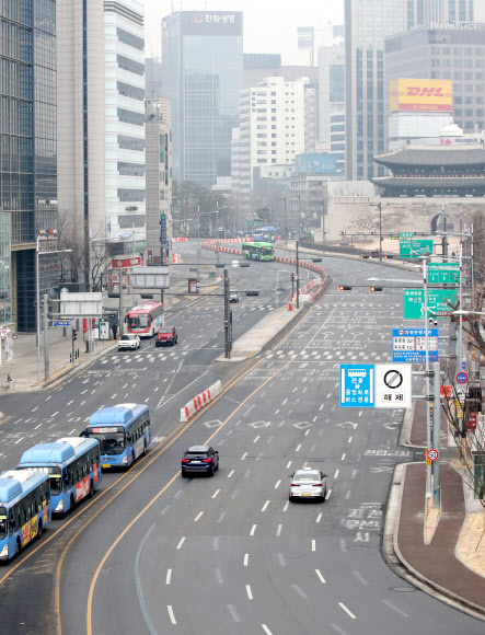 설 연휴 첫날인 11일 오전 서울 중구 세종대로가 한산하다. 2021.2.11  연합뉴스