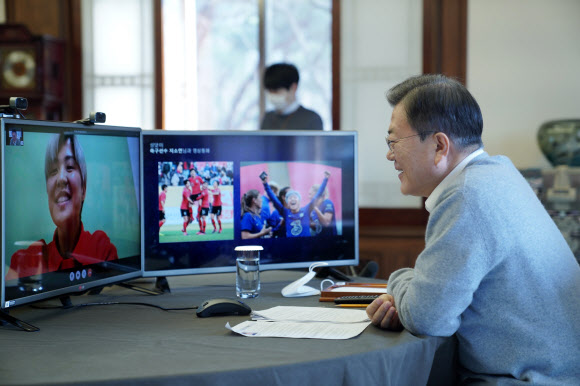 문재인 대통령이 11일 오전 설 명절을 맞아 청와대 관저에서 축구 국가대표 지소연 선수와 영상통화를 하고 있다. 2021.2.11  청와대 제공