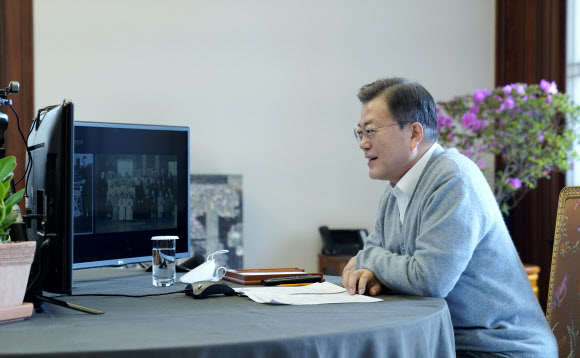 문재인 대통령이 11일 오전 설 명절을 맞아 청와대 관저에서 안광훈 신부와 영상통화를 하고 있다. 2021.2.11 청와대 제공