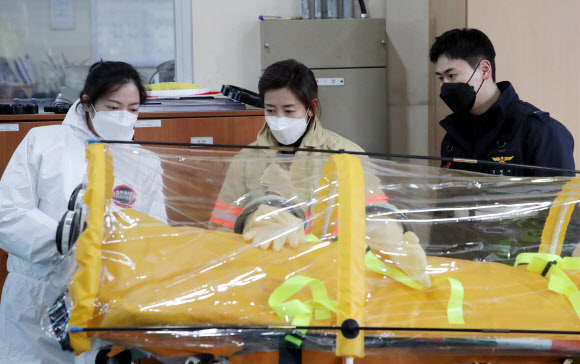 서울시장 보궐선거 국민의힘 나경원 예비후보가 설 연휴 첫날인 11일 서울 은평소방서를 방문, 음압 덮개로 이뤄진 환자 운반기를 살펴보고 있다. 2021.2.11   나경원 예비후보 측 제공