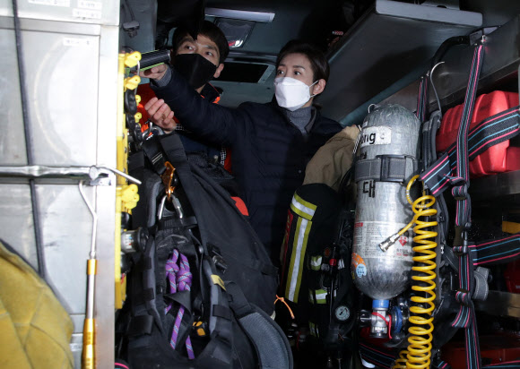서울시장 보궐선거 국민의힘 나경원 예비후보가 설 연휴 첫날인 11일 서울 은평소방서를 방문, 장비를 살펴보고 있다. 2021.2.11   나경원 예비후보 측 제공