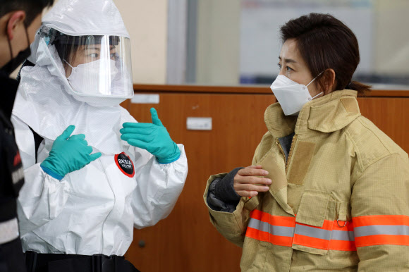서울시장 보궐선거 국민의힘 나경원 예비후보가 설 연휴 첫날인 11일 서울 은평소방서를 방문, 신종 코로나바이러스 감염증(코로나19) 관련 구급대 관계자와 대화하고 있다. 2021.2.11   나경원 예비후보 측 제공 
