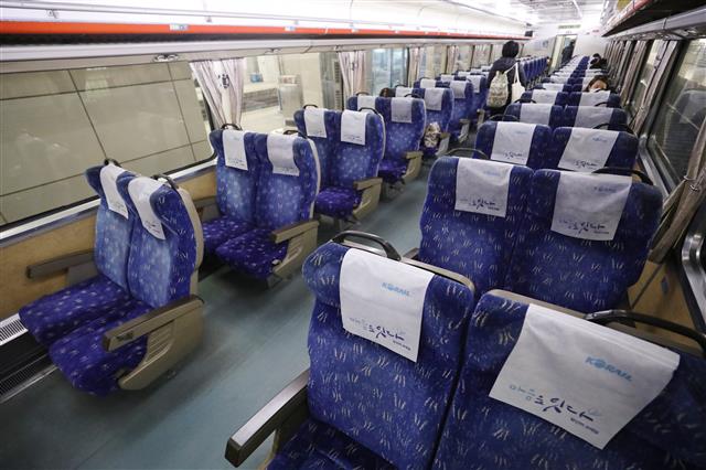 설 명절 연휴 첫날을 맞은 11일 오전 서울 용산구 용산역에서 출발하는 호남선 열차 내부가 한산한 모습을 보이고 있다.  방역당국은 오는 14일까지 직계가족을 포함한 5인 이상 사적모임을 금지하는 방역대책을 그대로 유지하기로 했다. 이에 따라 오는 11일부터 14일까지 최장 4일간 이어지는 설 연휴에도 같이 사는 직계가족이 아니라면 5인 이상 모일 수 없다. 2021.2.11 뉴스1