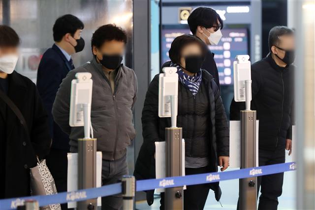 설 명절 연휴 첫날을 맞은 11일 오전 서울 용산구 용산역에서 승객들이 신종 코로나바이러스 감염증(코로나19) 확산 방지를 위해 탑승 전 체온 측정을 하고 있다. 2021.2.11 뉴스1