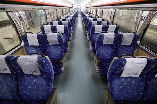 설 명절 연휴 첫날을 맞은 11일 오전 서울 용산구 용산역에서 출발하는 호남선 열차 내부가 한산한 모습을 보이고 있다.  방역당국은 오는 14일까지 직계가족을 포함한 5인 이상 사적모임을 금지하는 방역대책을 그대로 유지하기로 했다. 이에 따라 11일부터 14일까지 최장 4일간 이어지는 설 연휴에도 같이 사는 직계가족이 아니라면 5인 이상 모일 수 없다. 2021.2.11 뉴스1