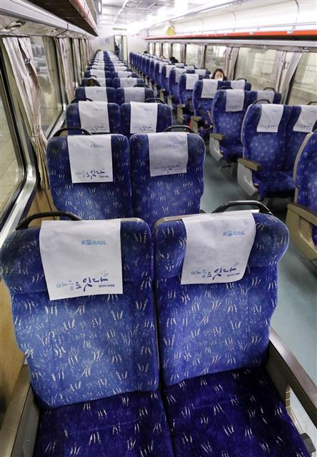 설 명절 연휴 첫날을 맞은 11일 오전 서울 용산구 용산역에서 출발하는 호남선 열차 내부가 한산한 모습을 보이고 있다.  방역당국은 오는 14일까지 직계가족을 포함한 5인 이상 사적모임을 금지하는 방역대책을 그대로 유지하기로 했다. 이에 따라 11일부터 14일까지 최장 4일간 이어지는 설 연휴에도 같이 사는 직계가족이 아니라면 5인 이상 모일 수 없다. 2021.2.11 뉴스1