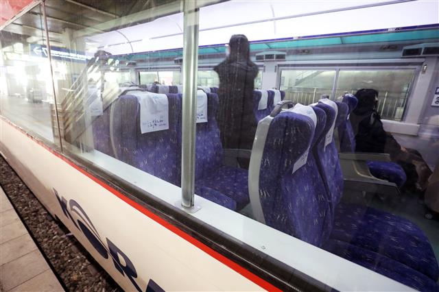 설 명절 연휴 첫날을 맞은 11일 오전 서울 용산구 용산역에서 출발하는 호남선 열차 내부가 한산한 모습을 보이고 있다.  방역당국은 오는 14일까지 직계가족을 포함한 5인 이상 사적모임을 금지하는 방역대책을 그대로 유지하기로 했다. 이에 따라 11일부터 14일까지 최장 4일간 이어지는 설 연휴에도 같이 사는 직계가족이 아니라면 5인 이상 모일 수 없다. 2021.2.11 뉴스1