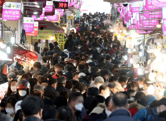 설 연휴 첫날인 11일 오전 울산시 남구 신정시장이 제수를 사려는 시민들로 북적이고 있다. 2021.2.11  연합뉴스