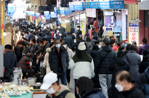 설 연휴 첫날인 11일 오전 울산시 남구 신정시장이 제수를 사려는 시민들로 북적이고 있다. 2021.2.11  연합뉴스